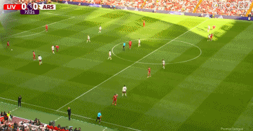 可惜！维尔茨内切找到萨拉赫，萨拉赫停球刚起脚就被破坏